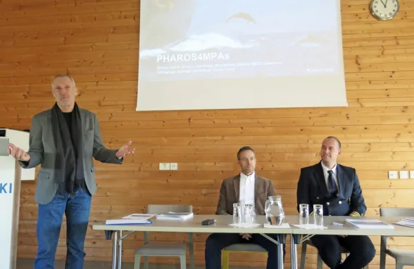 Od leve proti desni vodja piranske območne enote Zavoda RS za 
varstvo narave Robert Turk, direktor Krajinskega parka Strunjan 
Robert Smrekar in direktor Uprave RS za pomorstvo Jadran 
Klinec

