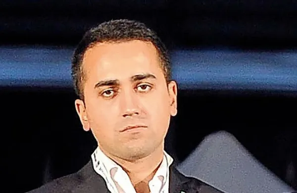 Vodja italijanskega populističnega Gibanja pet zvezd Luigi Di Maio 
je danes sporočil, da odstopa s čela stranke.
