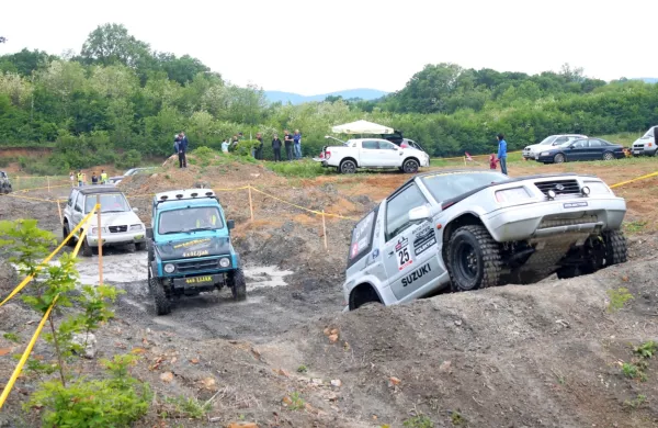 Na Primorskem za otvoritev sezone na Vogrskem tradicionalno 
poskrbi društvo 4X4 Lijak.