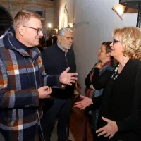 V ospredju na levi odgovorni urednik Primorskih novic Antiša 
Korljan in Ksenija Benedetti