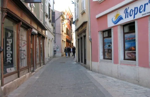 Ženska naj bi deklico in dečka, ki sta se vračala iz šole domov, 
včeraj malo pred 14. uro ogovorila v Župančičevi ulici v bližini 
čokoladnice.