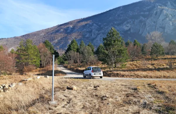 Nelegalno pot čez Brge so v zgornjem delu, pod Kampom Tura,  že 
zatravili.