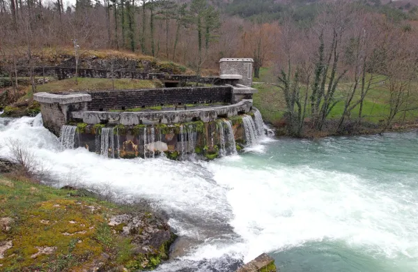 Direkcija za vode je do današnjega roka prejela dve ponudbi za 
izdelavo primerjalne študije variant v okviru projekta zagotovitve 
vodnih virov slovenske Istre in zaledja. 
