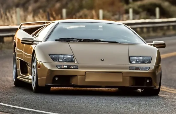 Dvanajstvaljnik je razvijal 362 kW (492 KM) in 580 Nm navora, do 
stotice je pospešil v 4,5 sekunde, končna hitrost je bila dosežena 
pri 325 km/h.


