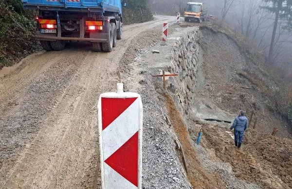 Na cesti proti Poreznu je cesta popustila na  dveh odsekih, sanacija 
obeh bo stala skoraj 70.000 evrov. 