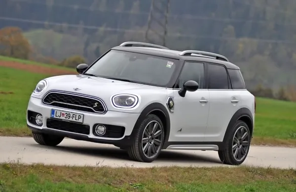 Hibridno gnani Mini countryman je le prvi izmed modelov, ki jih bo v celoti ali delno poganjala 
elektrika. Celotno zgodbo delno pokvari le visoka končna cena.