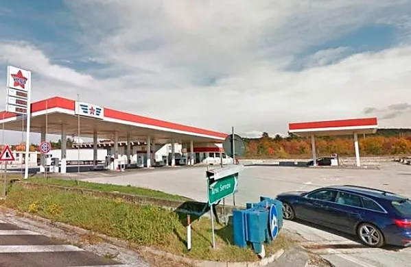 Na bencinskem servisu v Sesljanu so ostali kovčki, njihov lastnik je 
izginil skupaj z avtomobilom.