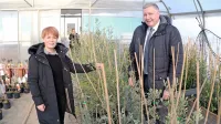 Ministrica Aleksandra Pivec je med obiskom KGZ Nova Gorica, ki 
ga vodi  Branimir Radikon, obiskala tudi drevesnico v Biljah.