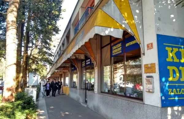 Nekdanji knjižni diskont in antikvariat so že izpraznili, preuredili  
ga bodo v knjigarno-kavarno s prostorom za sodelo. 