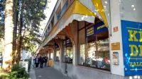 Nekdanji knjižni diskont in antikvariat so že izpraznili, preuredili  
ga bodo v knjigarno-kavarno s prostorom za sodelo. 