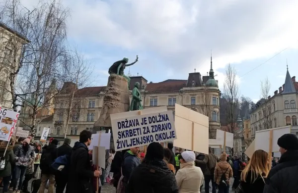 Na protestu v Ljubljani opozorila o vplivu 5G na varnost ljudi