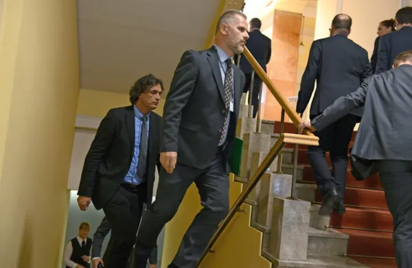 Člani komisije za nadzor obveščevalno-varnostnih služb  so včetaj 
zaslišali tudi premierja Marjana Šarca.