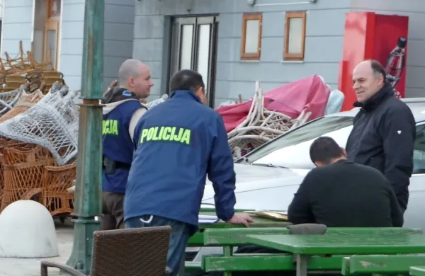 Fadil Vatovci (desno) med preiskavo njegovega lokala v Piranu, jeseni leta 2011.