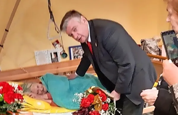 Delegacija ZZB NOB Slovenije na čelu s predsednikom Marijanom 
Križmanom je Andreano Družina včeraj obiskala v domu starejših 
občanov v Logatcu in ji zaželela vse dobro ob 100. rojstnem 
denvu.