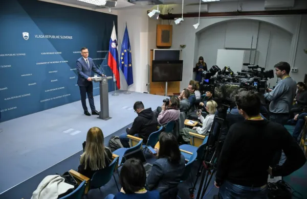 Poslanci bi se lahko že v sredo seznanili s Šarčevim odstopom.