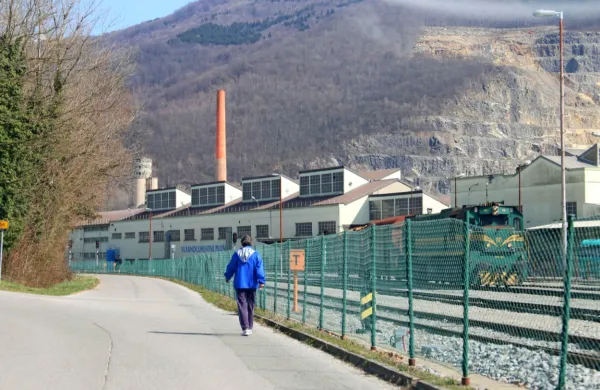 “Razumeti hočemo, ali v cementarni sežigajo tudi odpadke iz 
Italije, in sploh, ali gre za nevarne snovi,” poudarja predsednik 
goriške sekcije zveze Legambiente Luca Cadez.