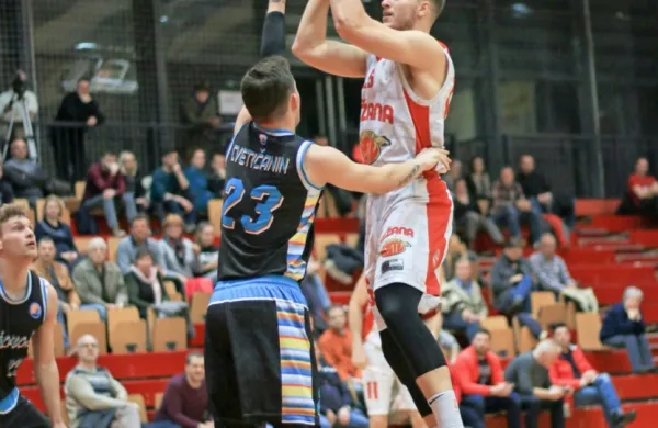 Aljaž Stopar (z žogo) je bil z 22 točkami najboljši strelec Sežancev 
v dvoboju s Portorožem.