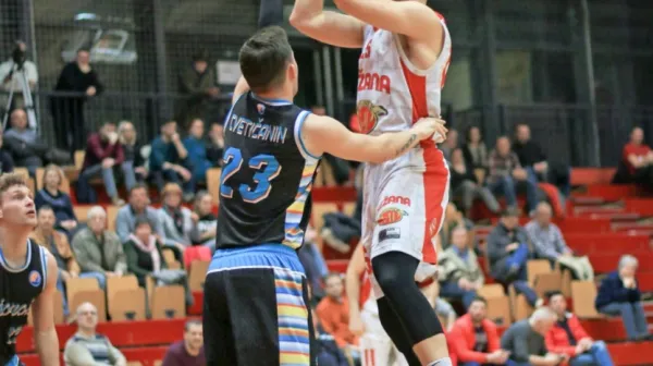 Aljaž Stopar (z žogo) je bil z 22 točkami najboljši strelec Sežancev 
v dvoboju s Portorožem.