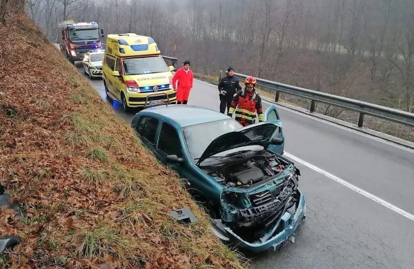 Voznico je zaradi prehitre vožnje zaneslo s ceste  v podporni zid.