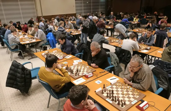 Na Hitovem turnirju tekmuje kar 161 šahistov iz 14 držav.