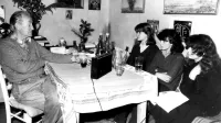 12. aprila 1979 je pisatelj Ciril Kosmač (na levi fotografiji) na 
svojem portoroškem domu gostil učitelja in njegove tri učenke z 
marežganske osnovne šole: intervjuvale so ga (z leve)  Dajana 
Bržan (pozneje poročena Nedoh), Nevenka Šergon (poročena 
Omahen) in Nevija  Šavle (poročena Muženič). Tja jih je pripeljal 
učitelj Marjan Tomšič, ki je intervju tudi posnel in fotografiral, z 
njim pa so se nekdanje učenke in danes učiteljice  (na spodnji 
fotografiji v enakem vrstnem redu kot pred skoraj 41 leti) vrnile 
pred nekaj dnevi. 