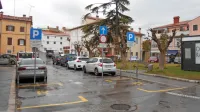 Občinski redarji bodo v naslednjih dneh poostreno nadzirali 
parkiranje na Kosovelovem trgu.
