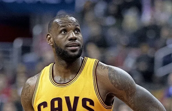 Prvi zvezdnik ameriške košarke LeBron James, ki to sezono nosi 
dres Los Angeles Lakers, je z ganljivimi besedami na instagramu 
prekinil tišino po tragični smrti rojaka Kobeja Bryanta.