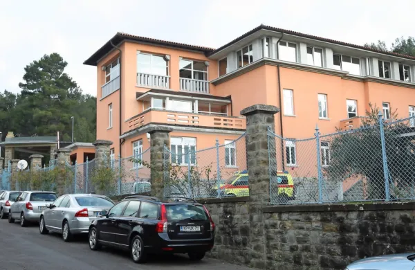 Ortopedska bolnišnica Valdoltra je zaradi povečanega števila 
virusnih okužb in prvih primerov obolelih za sezonsko gripo 
omejila obiske v bolnišnici.