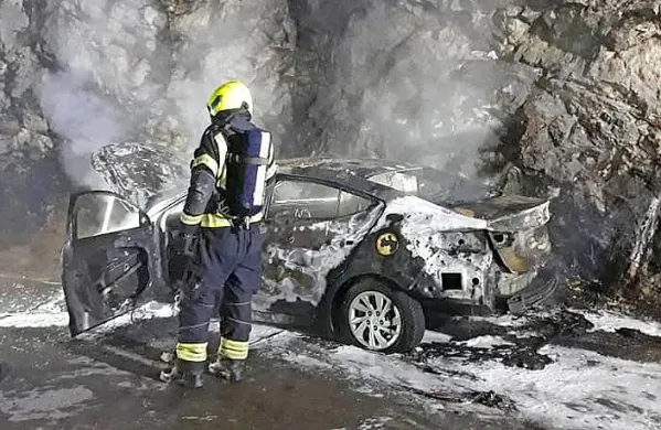Avto je po trku v brežino zagorel