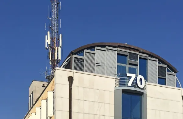  O ukinitvi ene od frekvenc Radia Capodistria naj bi  vodstvo RTV 
razmišljalo v okviru reševanja spora z Italijo o radijskih frekvencah 
ob meji.