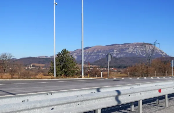 Vaščani Dolenje vasi si zaradi bližine avtoceste želijo protihrupne 
ograje.