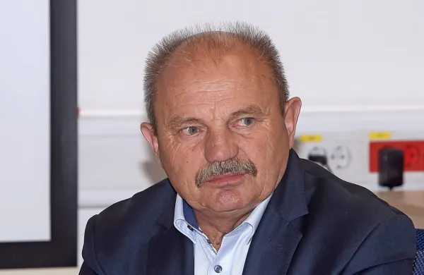 Branko Simonovič (Desus) je opozoril, da bi se bilo treba 
sprememb zdravstvenega zavarovanja lotiti v navezi z ureditvijo 
dolgotrajne oskrbe.