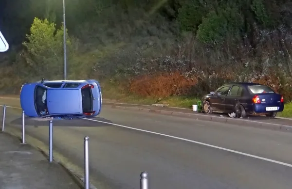 Voznici ni uspelo izpeljati blagega levega ovinka.