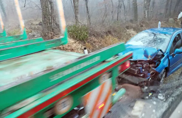 Prehitro pripeljal izza ovinka in trčil