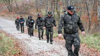 Pripadniki vard praviloma nosijo maskirna oblačila.