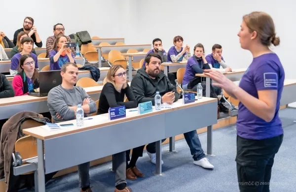Komisijo, ki je ocenjevala kratke startupovske predstavitve, je 
najbolj prepričala ideja dojenčkofona ViBaby za gluhe starše.