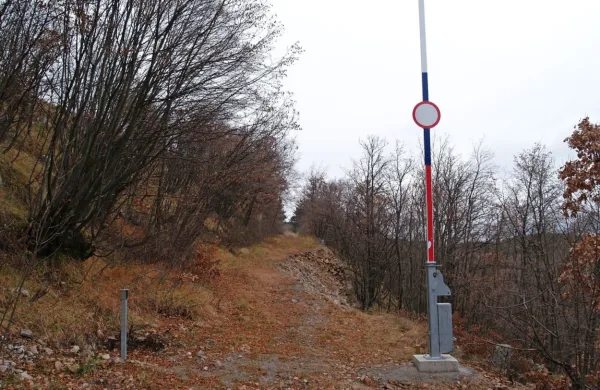 Noseča Maročanka je s štirimi spremljevalci ponoči pripešačila po 
tej cesti iz vasi Brest na hrvaški strani. Na meji ni ograje, le 
zapornica, ki pa za pešca tudi spuščena ne predstavlja večje 
ovire.