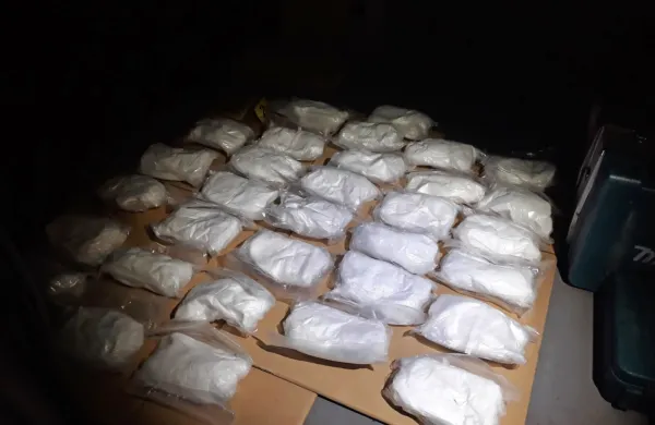 

Slovenska policija je razbila mednarodno organizirano kriminalno 
združbo, ki je oskrbovala slovenski in tuji trg s prepovedanimi 
drogami. V okviru preiskave so policisti zasegli preko 120 kilogramov amfetamina in več deset kilogramov drugih vrst prepovedanih drog. Zasegli so tudi preko 150.000 evrov.