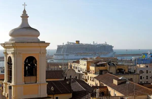 Zaradi suma okužbe s koronavirusom na križarki v Italiji v karanteni več tisoč turistov