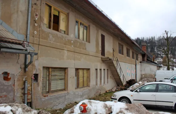 Razpadajoča kulturna dvorana v nekdanjem hlevu. Kaj takega se 
lahko dogaja samo v Unescovi,  uradno visoko razviti Idriji.