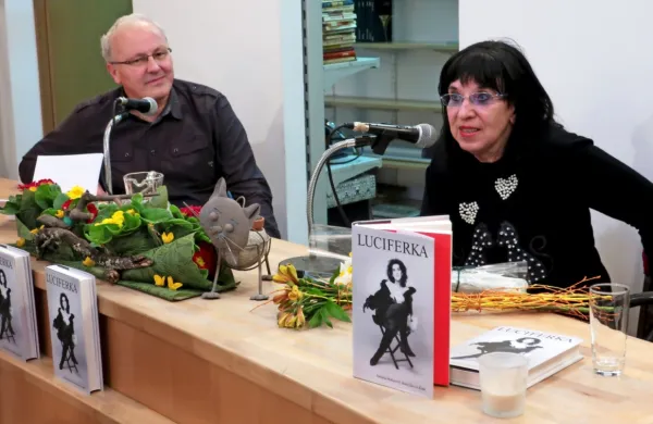 Svetlana Makarovič v pogovoru z novinarjem Matejem Šurcem.