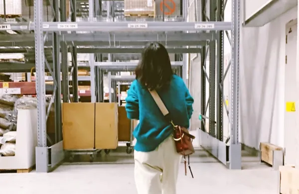 Ikea ima na Kitajskem približno 14.000 zaposlenih, ki so jih prosili, 
da do nadaljnjega ostanejo doma, bodo pa kljub temu prejeli 
plačilo.