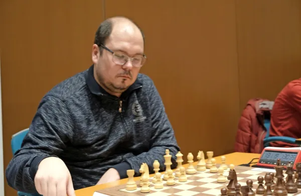 Prvi nosilec turnirja, srbski velemojster Robert Markuš, je bil po 
sedmem krogu drugi.
