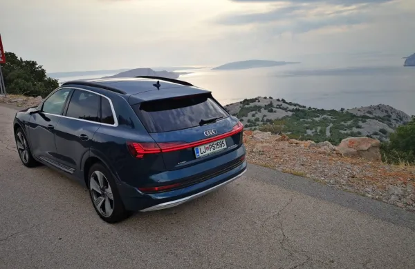 Audi e-tron je v tem času še vedno zelo specifičen avto, a hkrati nič 
posebno drugačen od ostalih, ko gre za primerjavo vožnje in 
uporabnosti. Seveda je tudi izjemno tih, zaradi česar pritegne 
pozornost ostalih udeležencev v prometu.