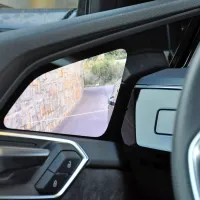 Posebnost tega avtomobila je uvedba nekakšnega virtualnega 
vzvratnega ogledala, ki ima zunaj nameščene kamere, slednje pa 
sliko v živo prenašajo na manjši zaslon na dotik na vratih.