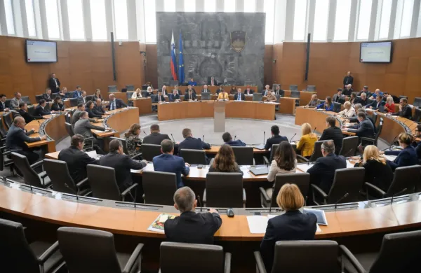 Skupina poslank in poslancev je v parlamentarni postopek danes 
vložila predlog novele zakona o volitvah v državni zbor, s katerim 
predlaga ukinitev volilnih okrajev in uvedbo relativnega prednostnega glasu. 