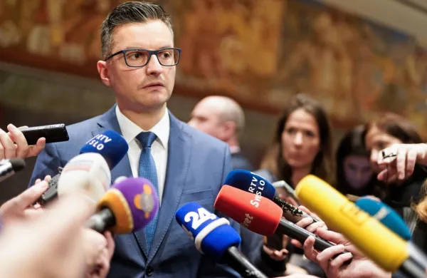 Prvak LMŠ Marjan Šarec je roko SMC ponudil zaradi podobnih 
nazorov in dobrega dela Zdravka Počivalška kot ministra. Je pa 
dodal, da ne bo točil solz, če bo SMC bolj dišala desna vlada. 