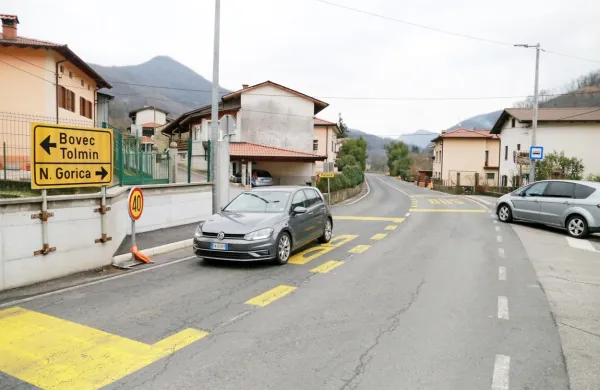 Sredi ceste je lahko postajališče, ne smejo pa zarisati prehoda za pešce, postaviti semaforja ali radarja, da bi umirili hitrosti in povečali 
varnost.  Županja napoveduje, da bo občina vztrajala. 