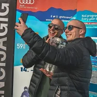 Filip in Blaž iz F&B Acrobatics tudi na snegu ne moreta brez selfijev.