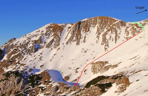 Planinca sta srečno sestopila 50 metrov (zelena črta), nato pa je 
23-letnica drsela in se kotalila še dobrih 200 metrov (rdeča črta) do 
kotanje, kjer je obležala. 